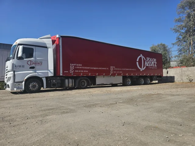 Camión con semirremolque de Transportes Solón Chávez